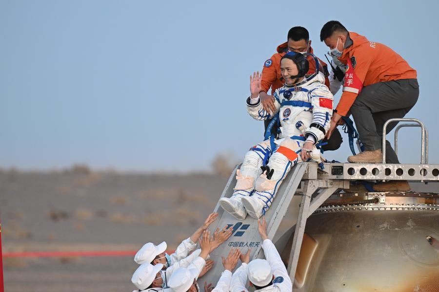 Tripulación Shenzhou-21 regresa tras récord de 210 días