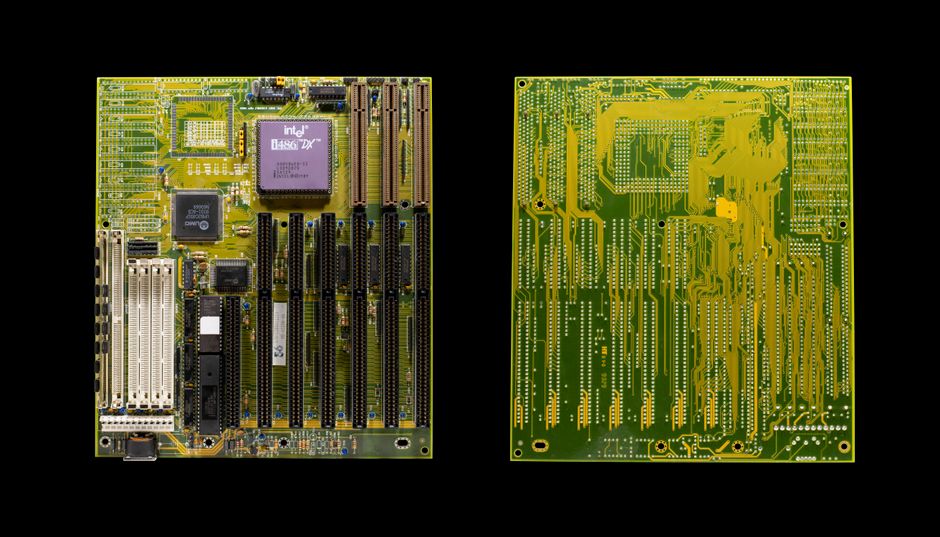 Imagen detallada de una placa base antigua con un chip Intel 486, que muestra la complejidad de los componentes informáticos retro.