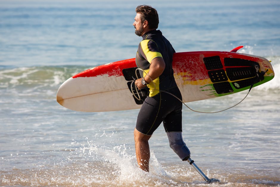 Surfista Masculino Deportivo Amputado Con Tabla De Surf En Agua De Mar Poco Profunda