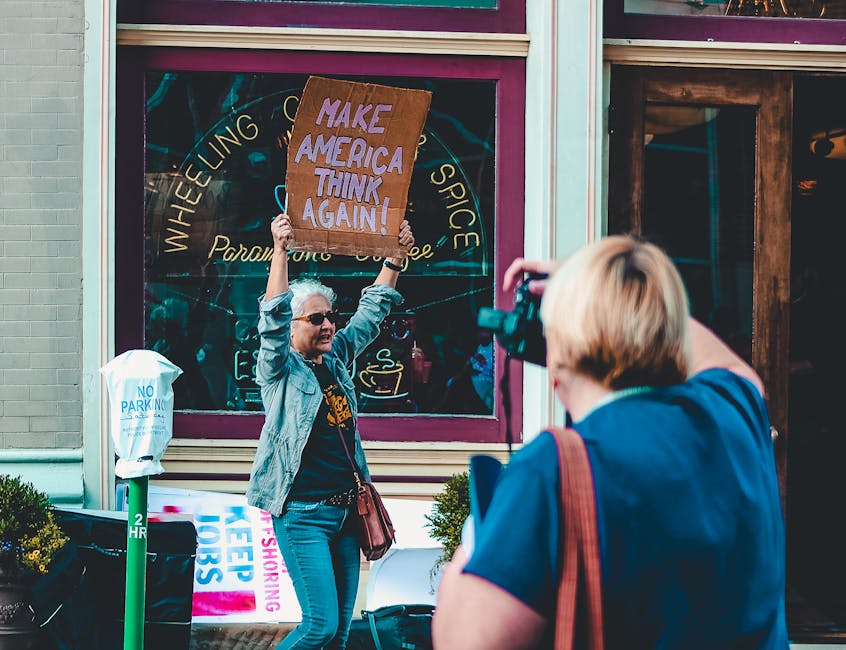 Mujer Sosteniendo Cartel De Protesta
