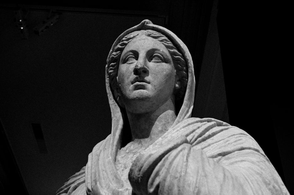 Fotografía artística en blanco y negro de una escultura clásica, capturando detalles intrincados.