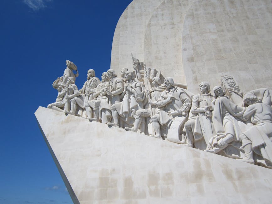 El Monumento a los Descubrimientos en Lisboa, un homenaje a los exploradores bajo un cielo azul despejado.