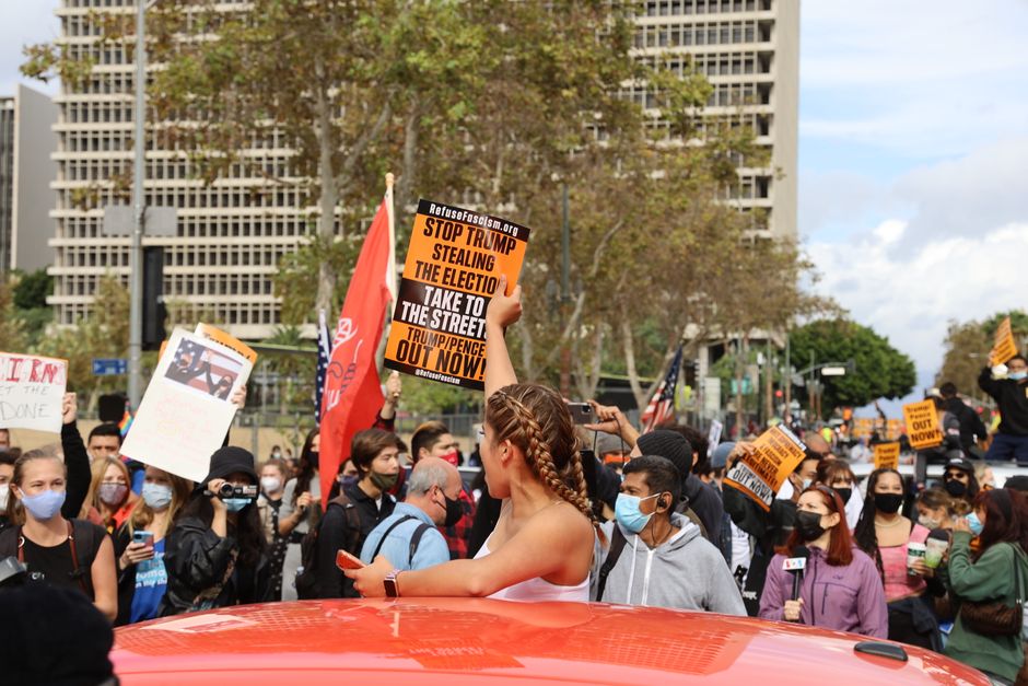 Una multitud diversa protesta en Los Ángeles, abogando por un cambio político y justicia.