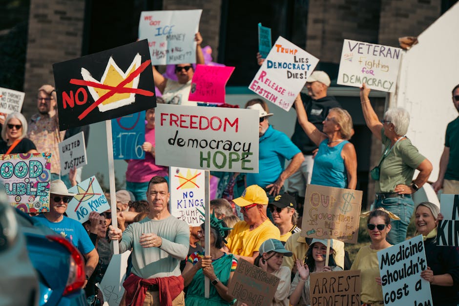 Un grupo diverso de manifestantes sostiene carteles que abogan por la libertad y la democracia en una manifestación diurna.