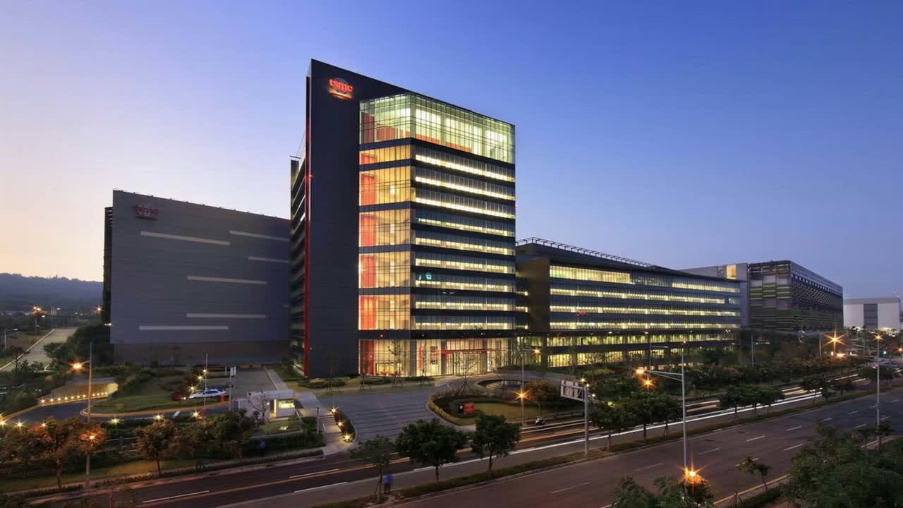 TSMC reduce 25% su producción de chips maduros para priorizar la IA