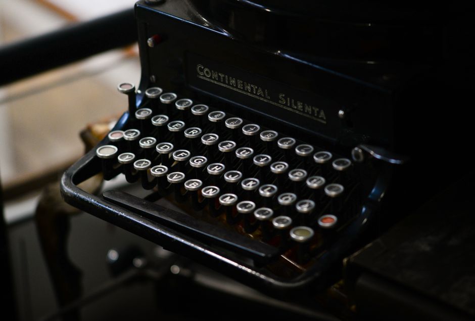 Acercamiento de una máquina de escribir Continental Silenta vintage con teclas de metal, enfatizando su diseño antiguo.