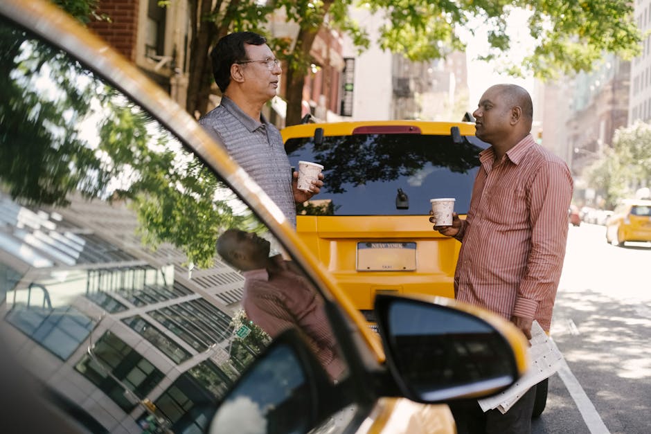 Diversos Colegas Con Café Hablando Cerca De Los Taxis En La Calle