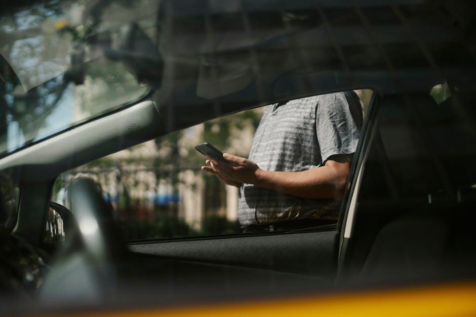 Hombre Con Smartphone Cerca De Taxi