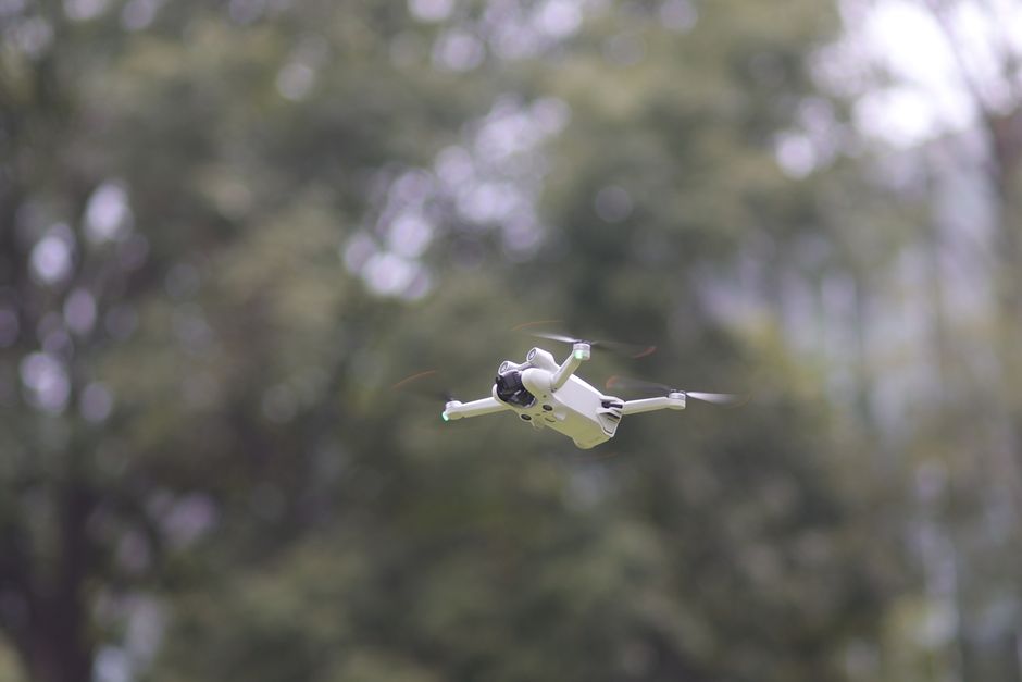 Un dron de última generación volando al aire libre, centrado en tecnología avanzada y fotografía aérea.