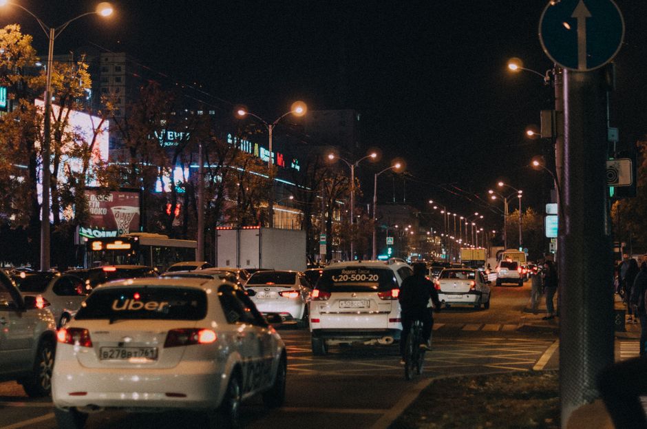 Escena nocturna concurrida de la vida urbana y el tráfico en el centro de la ciudad de Krasnodar, Rusia.