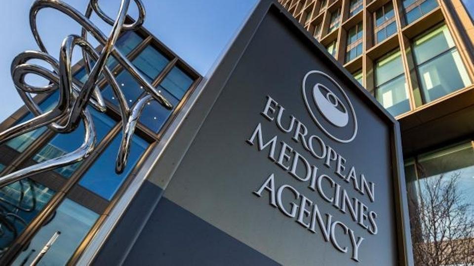 UE aprueba la primera vacuna combinada contra COVID e influenza