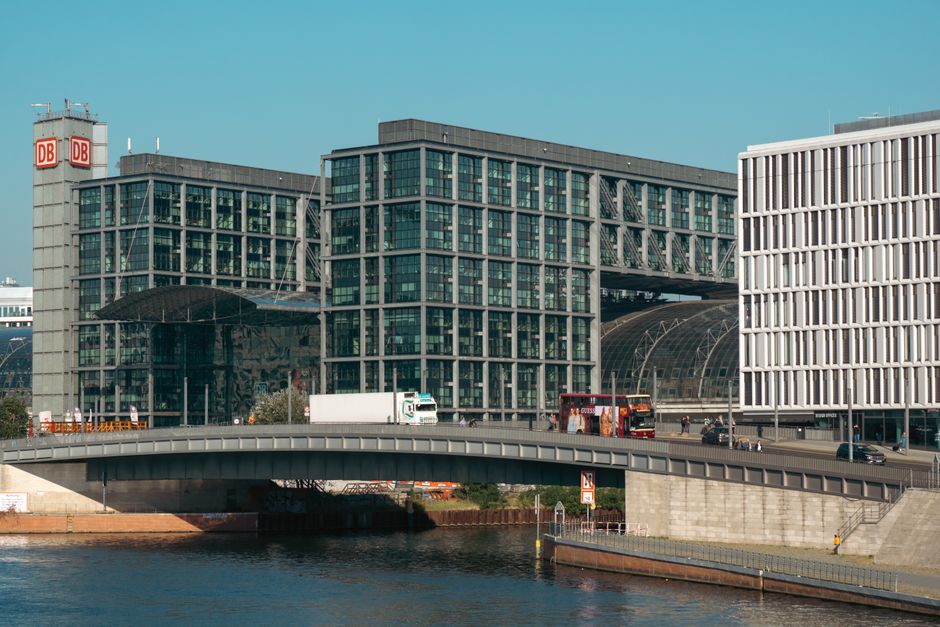 Vista de la Estación de Ferrocarril Berlín Hauptbahnhof y el puente con la arquitectura de la ciudad.