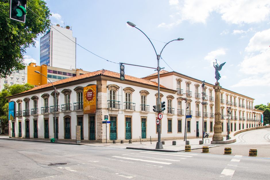 Una vista diurna del histórico Palacio Imperial en Río de Janeiro, mostrando su impresionante arquitectura.