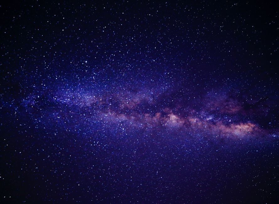 Impresionante vista de la galaxia Vía Láctea con un vibrante cielo estrellado en La Orotava, España.