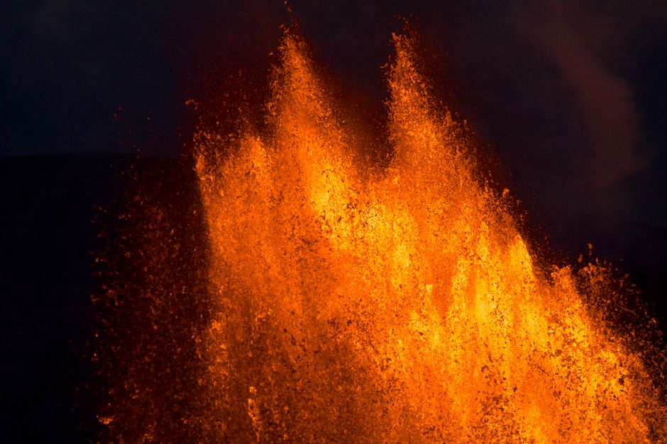 Cautivadora erupción de lava en el Parque Nacional de los Volcanes de Hawái, que muestra el poder puro de la naturaleza.