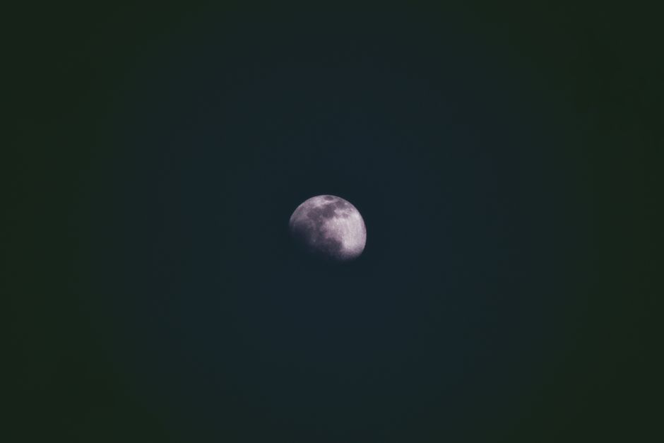 Una serena luna creciente brillando intensamente en un cielo nocturno sin estrellas, evocando tranquilidad.