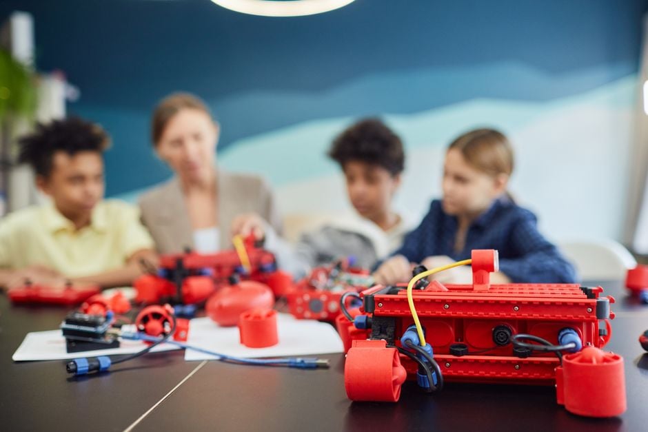 Grupo de niños trabajando en un proyecto de robótica, participando en la educación STEM.