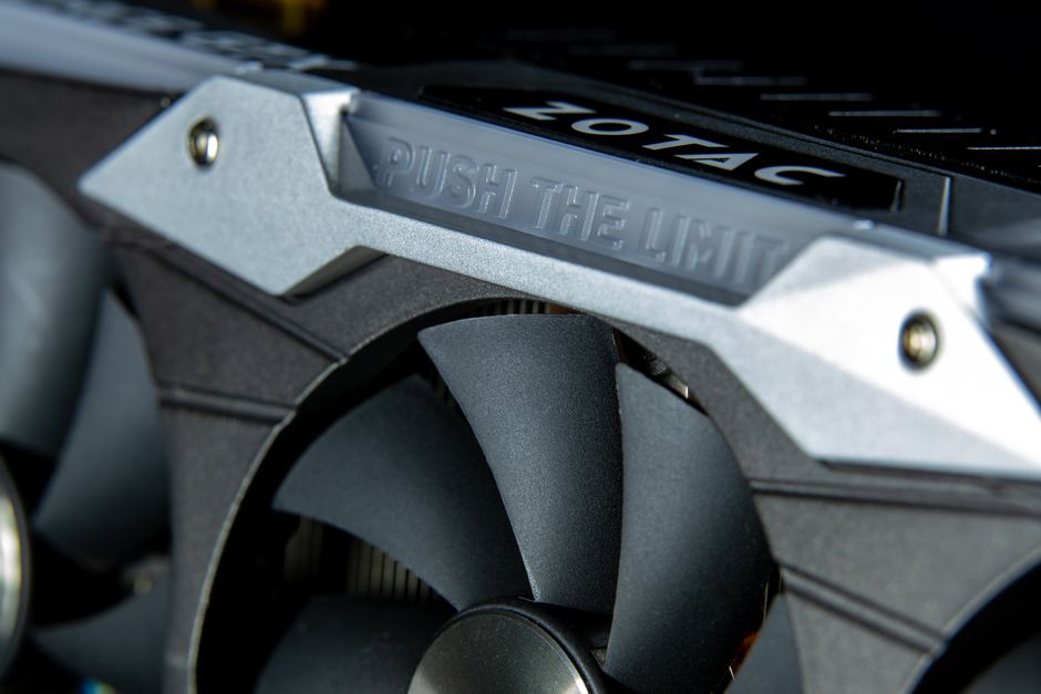 Imagen detallada de una tarjeta gráfica con ventiladores de metal y marca.