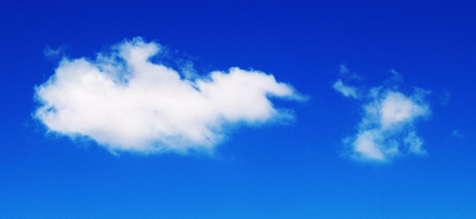 Cielo azul claro con nubes blancas esponjosas, perfecto para fondos.
