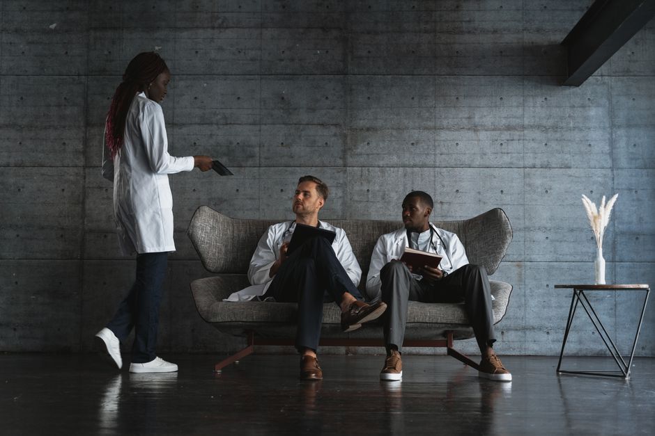 Grupo de médicos con batas discutiendo en interiores.