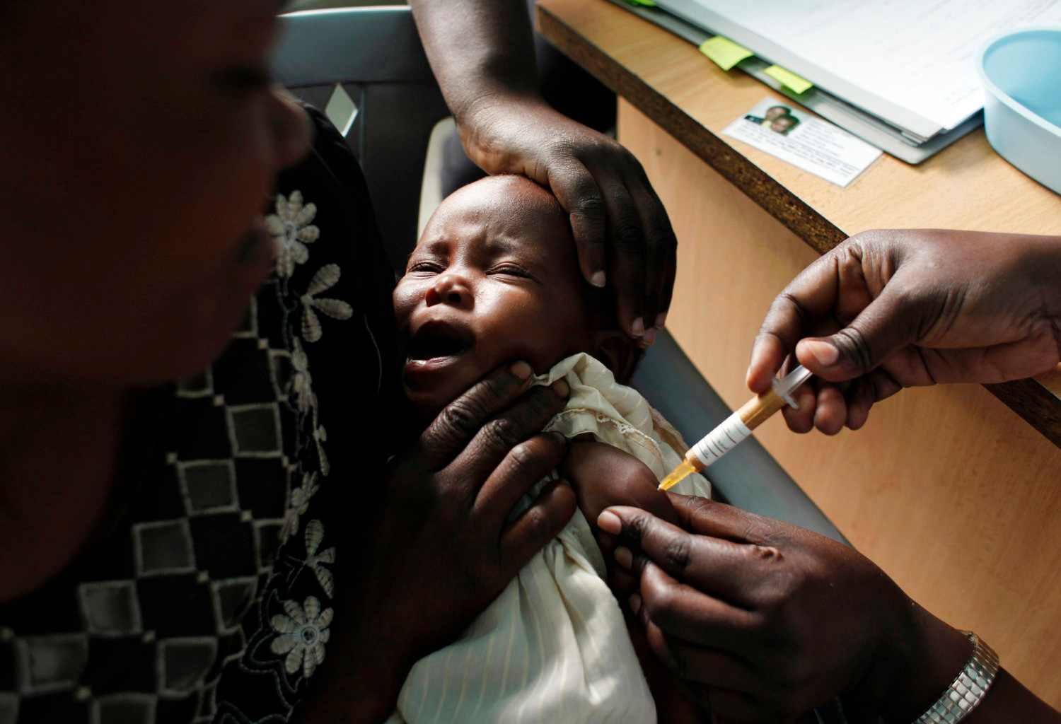 Vacuna contra malaria reduce 70% los casos infantiles en Camerún
