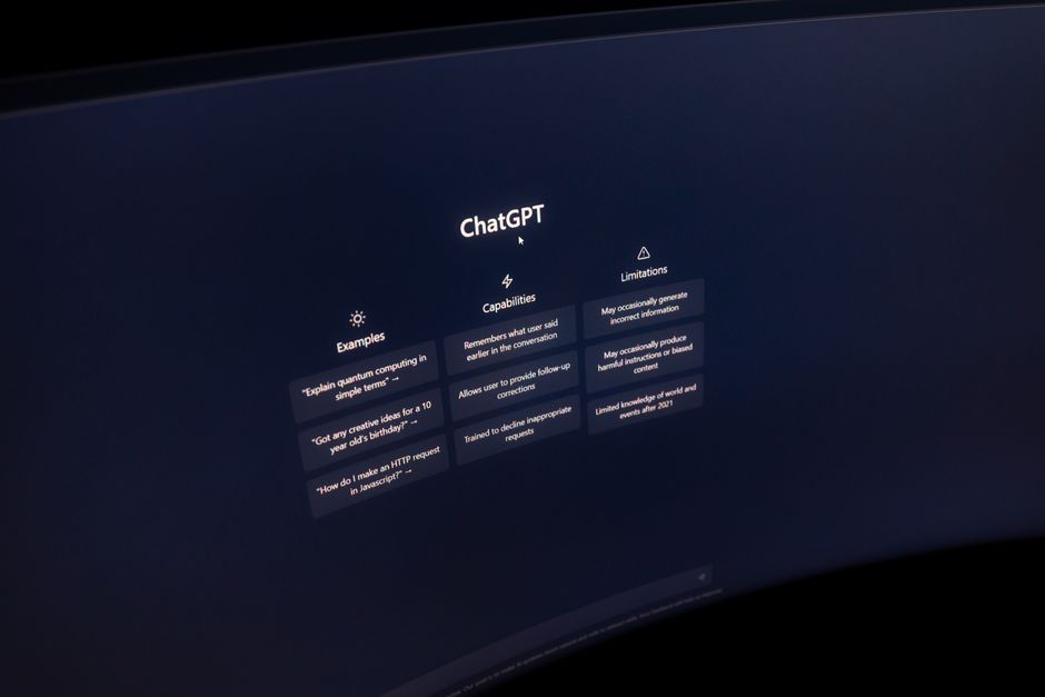 Acercamiento a una pantalla de computadora que muestra la interfaz de ChatGPT en un entorno oscuro.