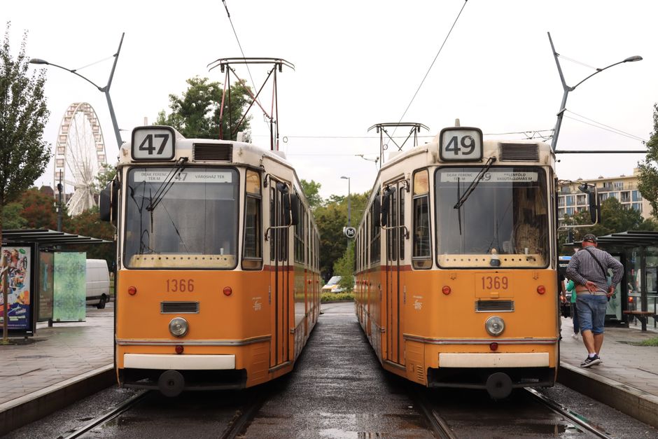 Tranvías amarillos clásicos en Budapest, Hungría, mostrando la vida urbana y el transporte de la ciudad.