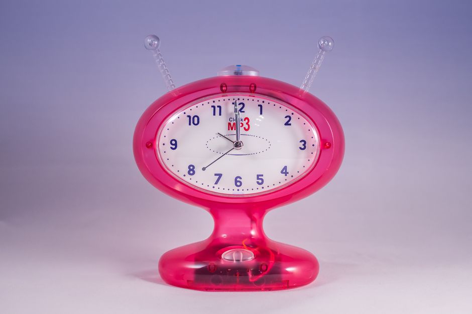 Reloj despertador retro elegante en rosa con un diseño de antena único, perfecto para los amantes de la decoración vintage.