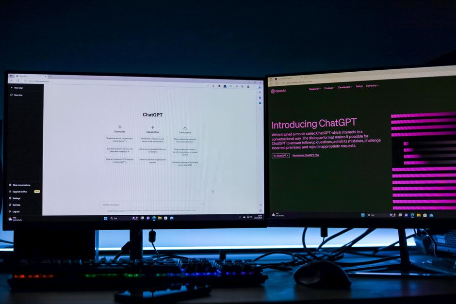 Monitores duales que muestran una interfaz de chat en un entorno de trabajo tecnológico.