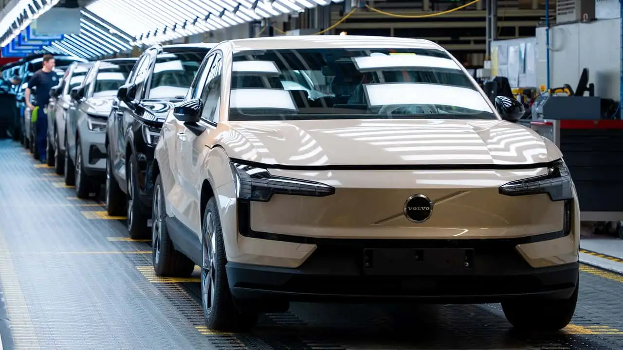 Europa cruza el punto de no retorno: los eléctricos ya venden más que los autos a gasolina