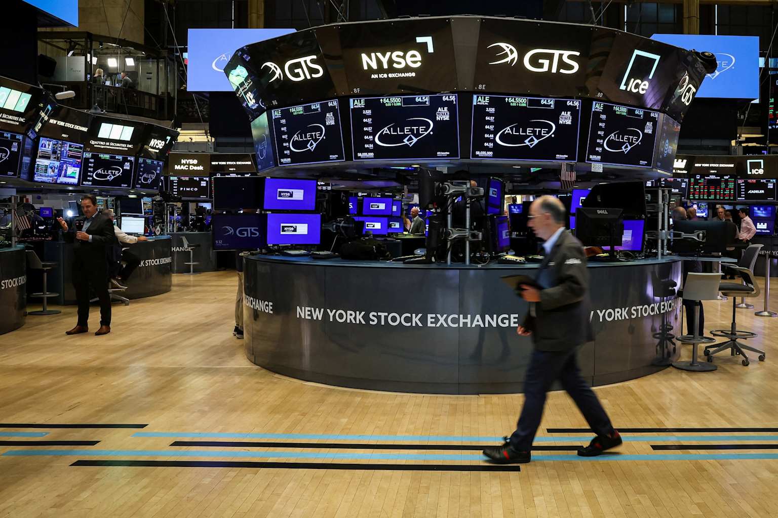 Wall Street logra su mejor semana tras tregua militar