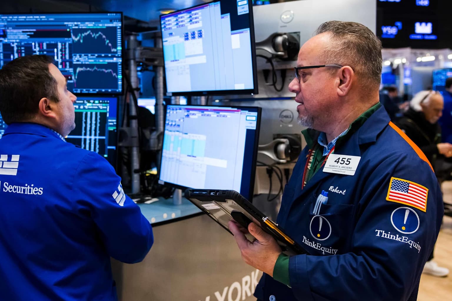 Wall Street y petróleo al alza por acuerdo Israel-Líbano