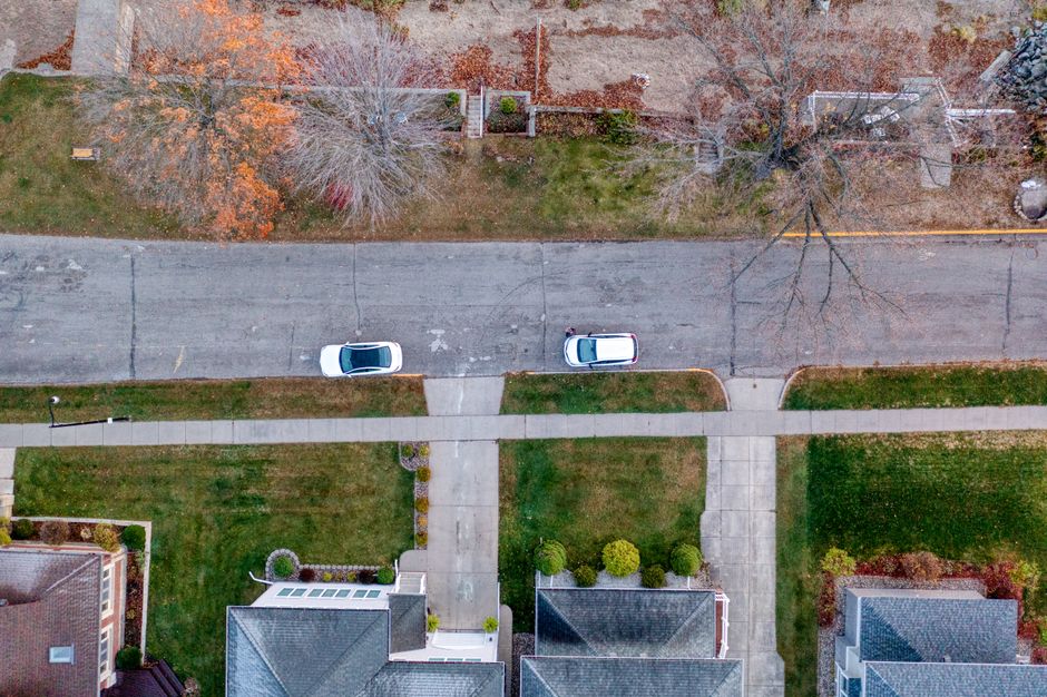 Toma aérea que muestra la calle suburbana con coches aparcados, árboles y casas en Wabasha, Minnesota.
