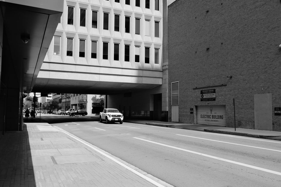 Escena urbana en blanco y negro de la calle del centro de Fort Worth con arquitectura moderna.