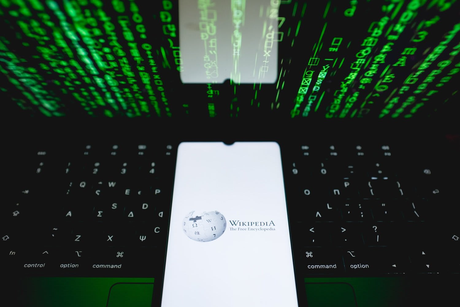 Wikipedia prohíbe la IA y un bot protesta su expulsión