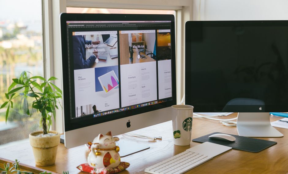 Un espacio de trabajo brillante con un iMac, planta y decoración en un entorno de luz natural.