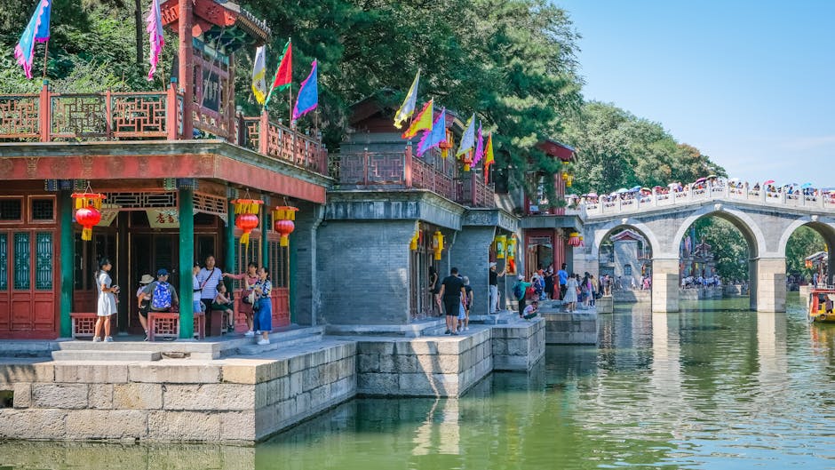 Una Multitud De Personas Que Visitan Un Destino Turístico Junto Al Río