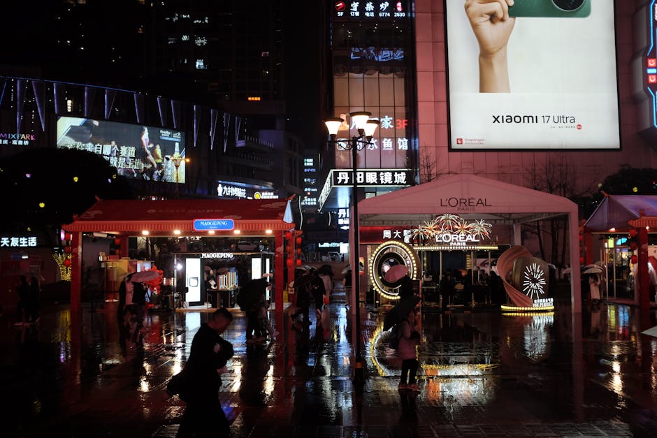 Escena animada de un mercado nocturno en una ciudad bulliciosa, con carteles luminosos y gente.