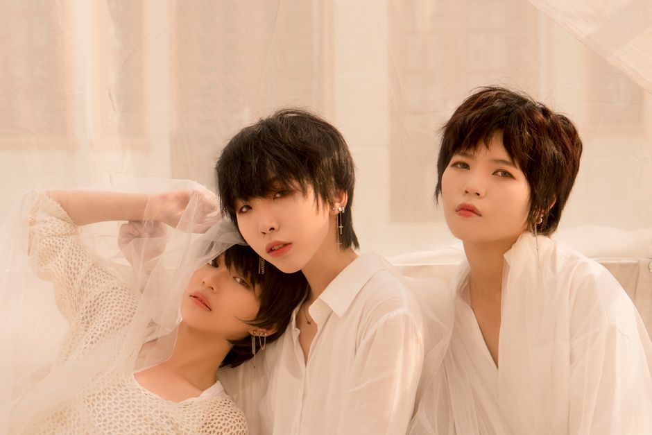 Tres Mujeres Vestidas Con Blusas Blancas