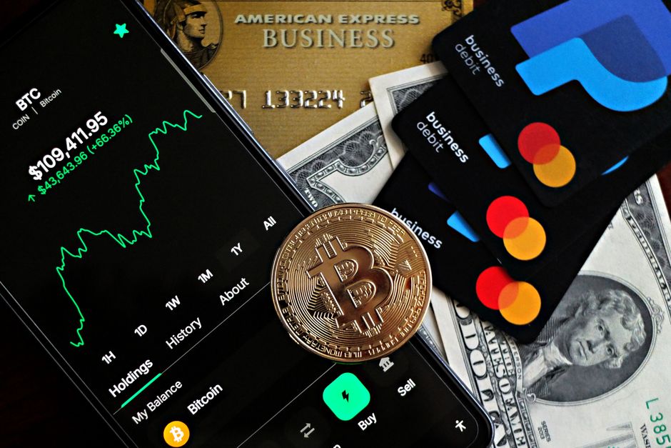 Una imagen dinámica que muestra Bitcoin, tarjetas de crédito y aplicaciones financieras para entusiastas de la inversión.