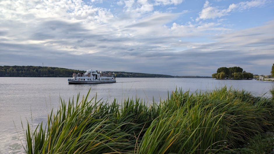 Crucero en barco por el lago Ternopil con naturaleza pintoresca y cielo nublado en Ucrania.