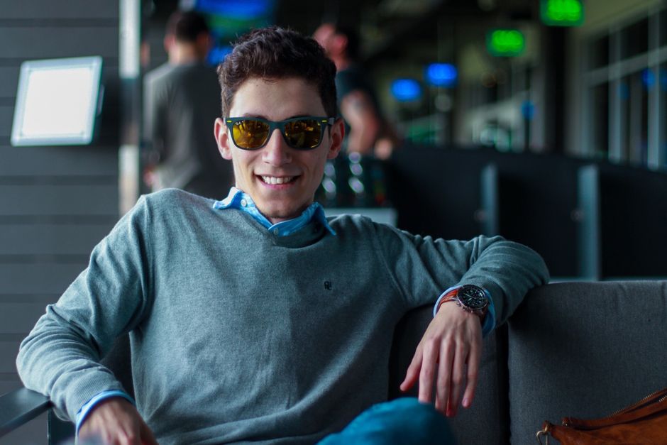 Joven Empresario Alegre Descansando En Un Café